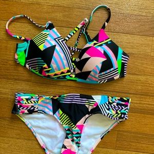 2 piece abstract design. Size small. Excellent condition. By no boundaries.
